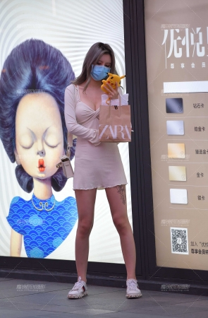 黄昏下de性感小姐姐