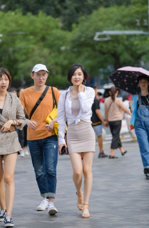 包臀裙短发小姐姐