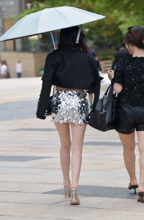 鳞片裙韵味美腿美女