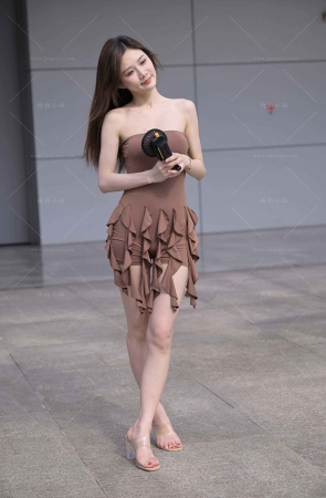 紧致的抹胸装美女