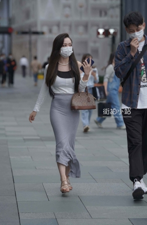 街拍灰色长裙美女姐姐