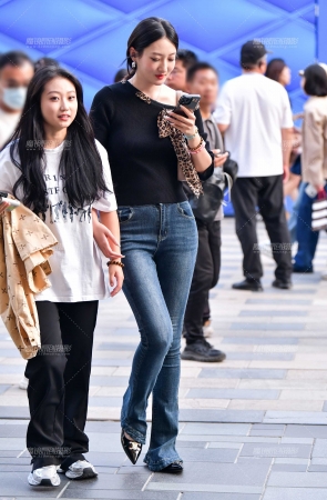 &长腿苗条牛仔裤美女