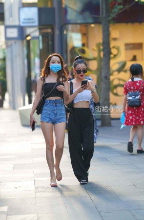 街拍高挑的高腰热裤小姐姐