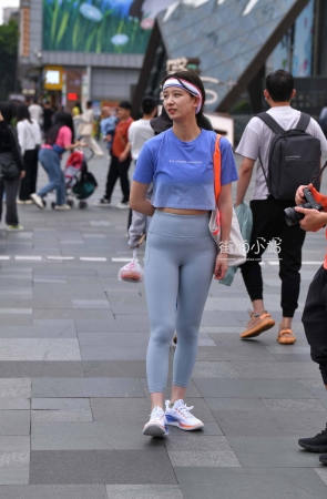 搭讪街拍紧身裤MM