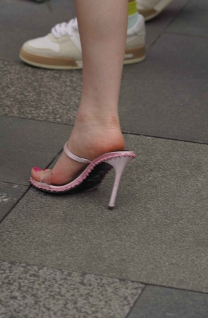 街拍粉色凉高条纹裙美女