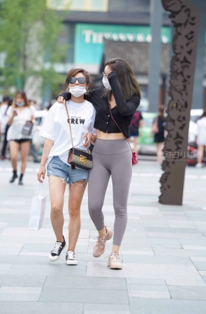 灰色紧身瑜伽裤美眉