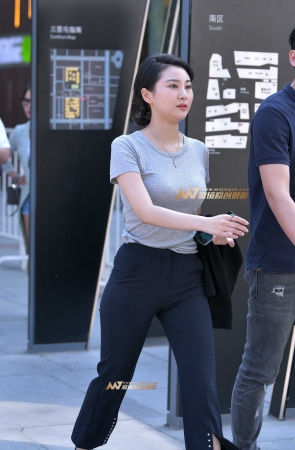 紧身西裤少妇