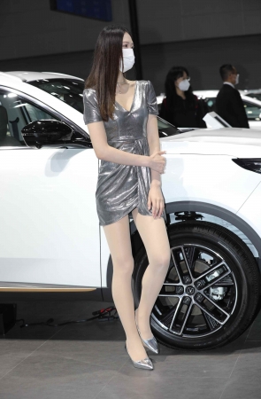 【街拍心灵】罕见模特穿街拍肉丝尖头细高跟