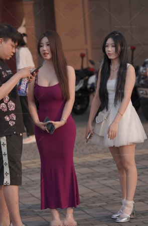 丰腴身材紫色长裙美女