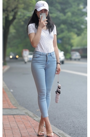 模拍漂亮的牛仔紧身美女【套图+视频】