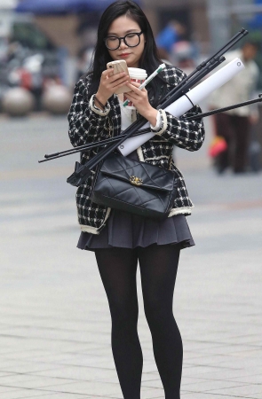 黑 丝短裙
