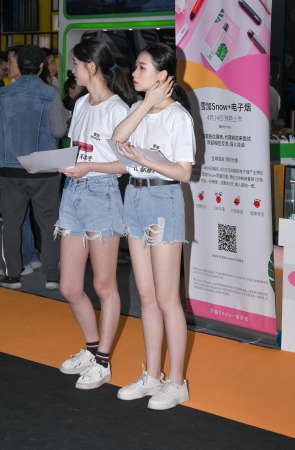 热裤小妹