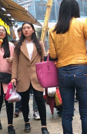 紧身牛仔翘臀姐妹花