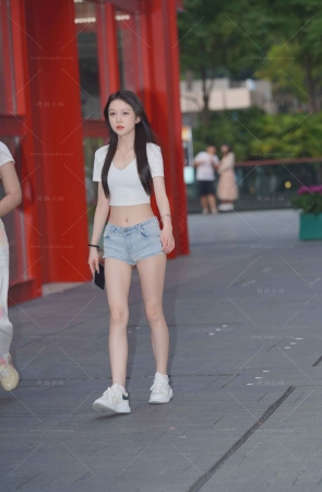 街拍热裤小姐姐跟闺蜜