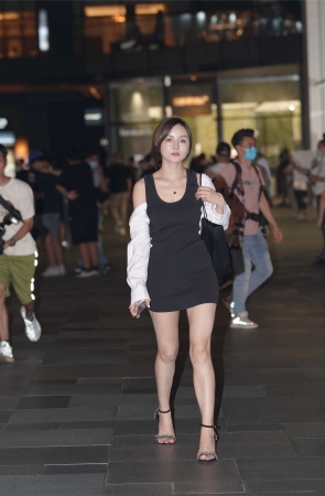 漂亮的黑色连体裙美女