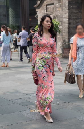 高挑贵气美妇人