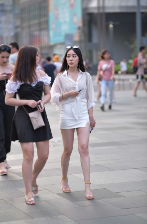 闺蜜之间黑白搭配