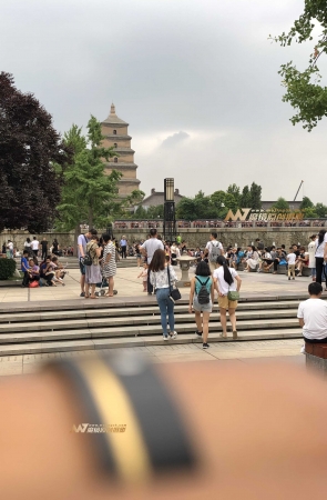 紧身牛仔亦步亦趋
