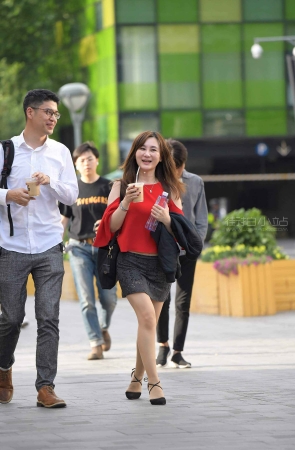 街拍红衣短裙美s妇