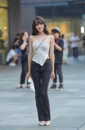 面若桃花 气质美女