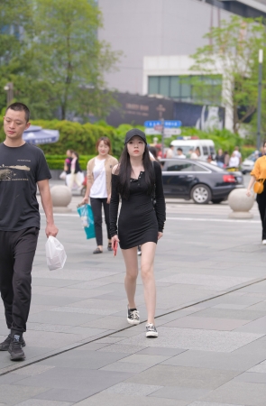 白皙美腿，连体包屯裙小姐姐