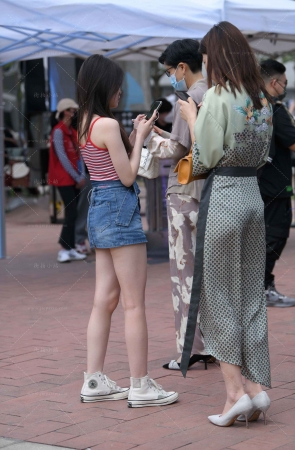 街拍牛仔短裙小姐姐