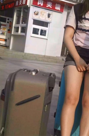 年轻的超短热裤小美女