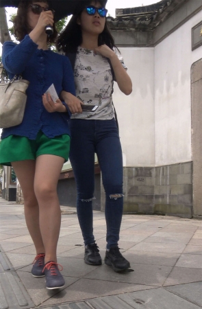 超紧身蓝牛宽臀花衬衫街拍美女