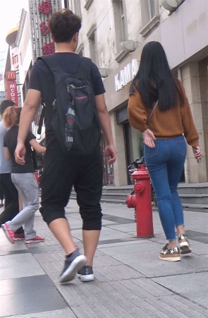 超紧身蓝色牛仔裤美眉