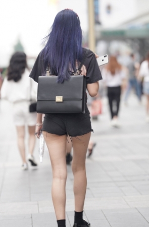 清秀的背包女孩