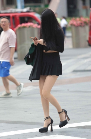 街拍短裙少妇