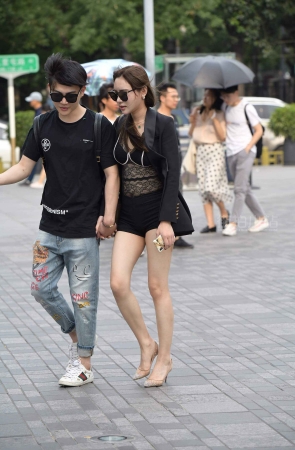街拍气质的墨镜女