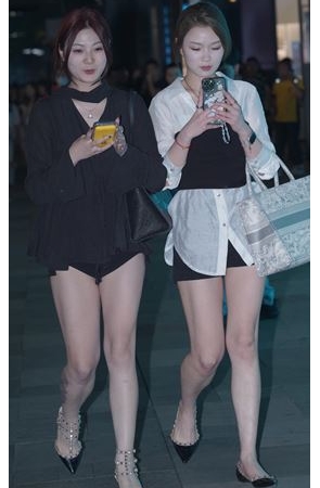 和闺蜜逛街的美女(212P)