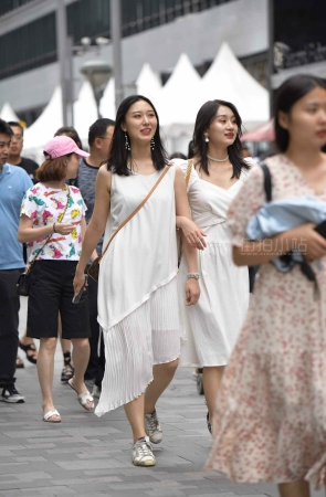 一对白裙闺蜜