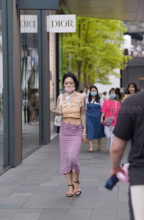 街拍紫色裹臀裙靓女
