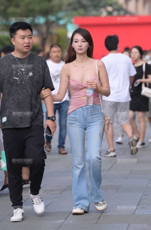 性感抹胸紧牛美女