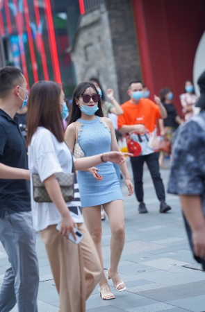 蓝色连体裙小姐姐