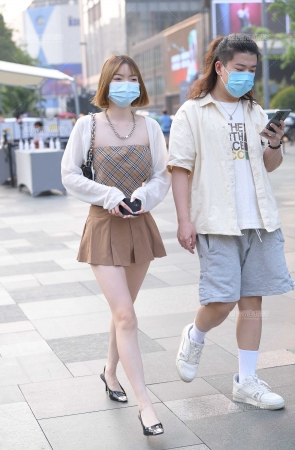 超短百褶裙美腿女友