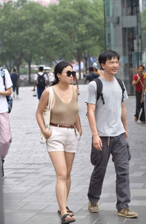 街拍墨镜美眉