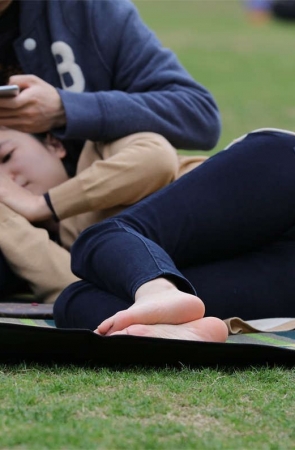 No757 文静女孩侧躺男友怀中，露出一双秀气干净的纤细小脚 第1套