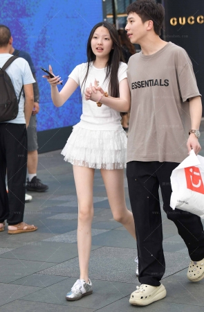 25528-9=33√白皙美腿，青春的气息 9P