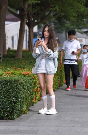 短裙美眉