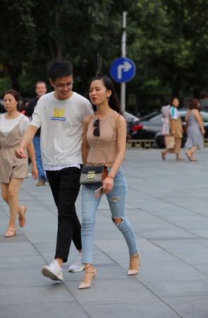 牛仔裤妹子