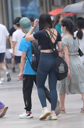 紧身翘臀美女