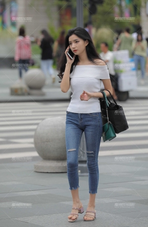 清秀紧牛美眉