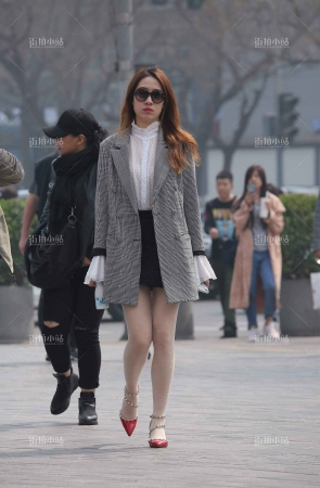 街拍印花丝袜长腿女神姐姐