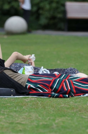 No1099 草地上的气质女孩或躺或坐多姿势解锁 第2套