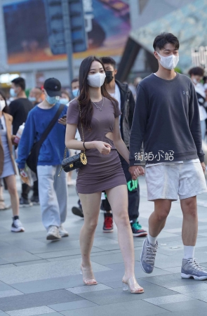 街拍棕色短裙美腿女友