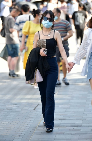&白皙蓝裤美女&