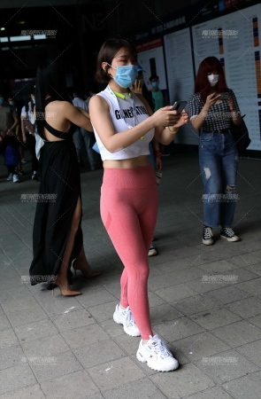 粉红紧身美女拍照